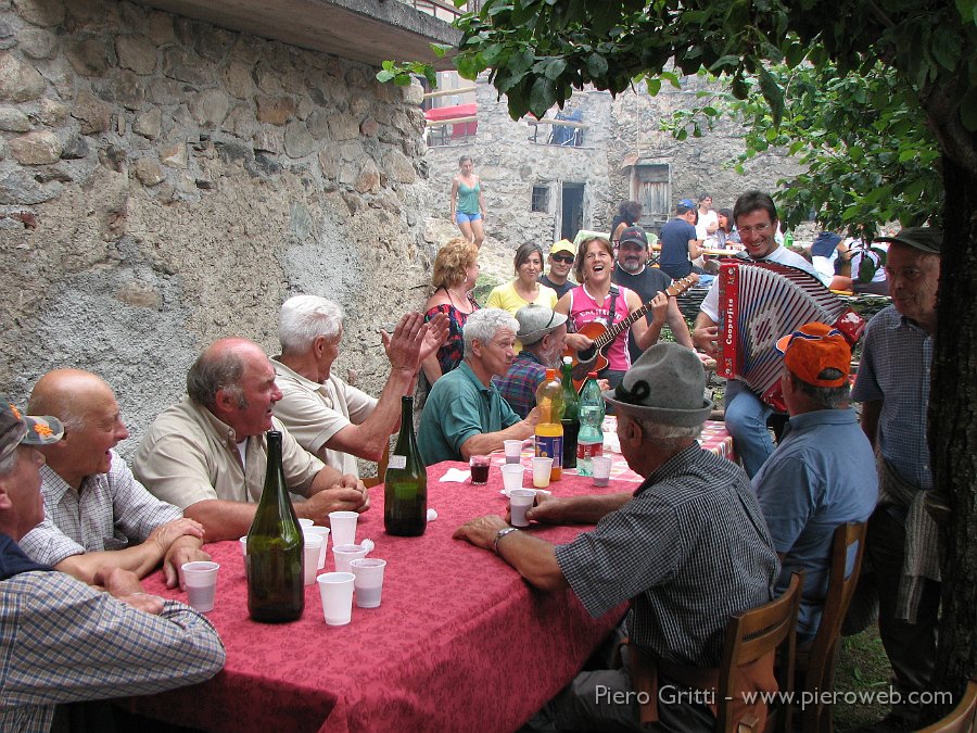 Pusdosso-Festadestate08 071.jpg - Terminato il pranzo...canti di montagna acccompagnati dai bravissimi  Sergio e Cate